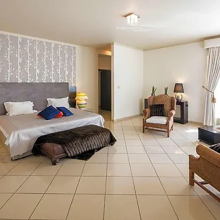 Alvor Sleeps 12 Pool Air Con Wifi Villa